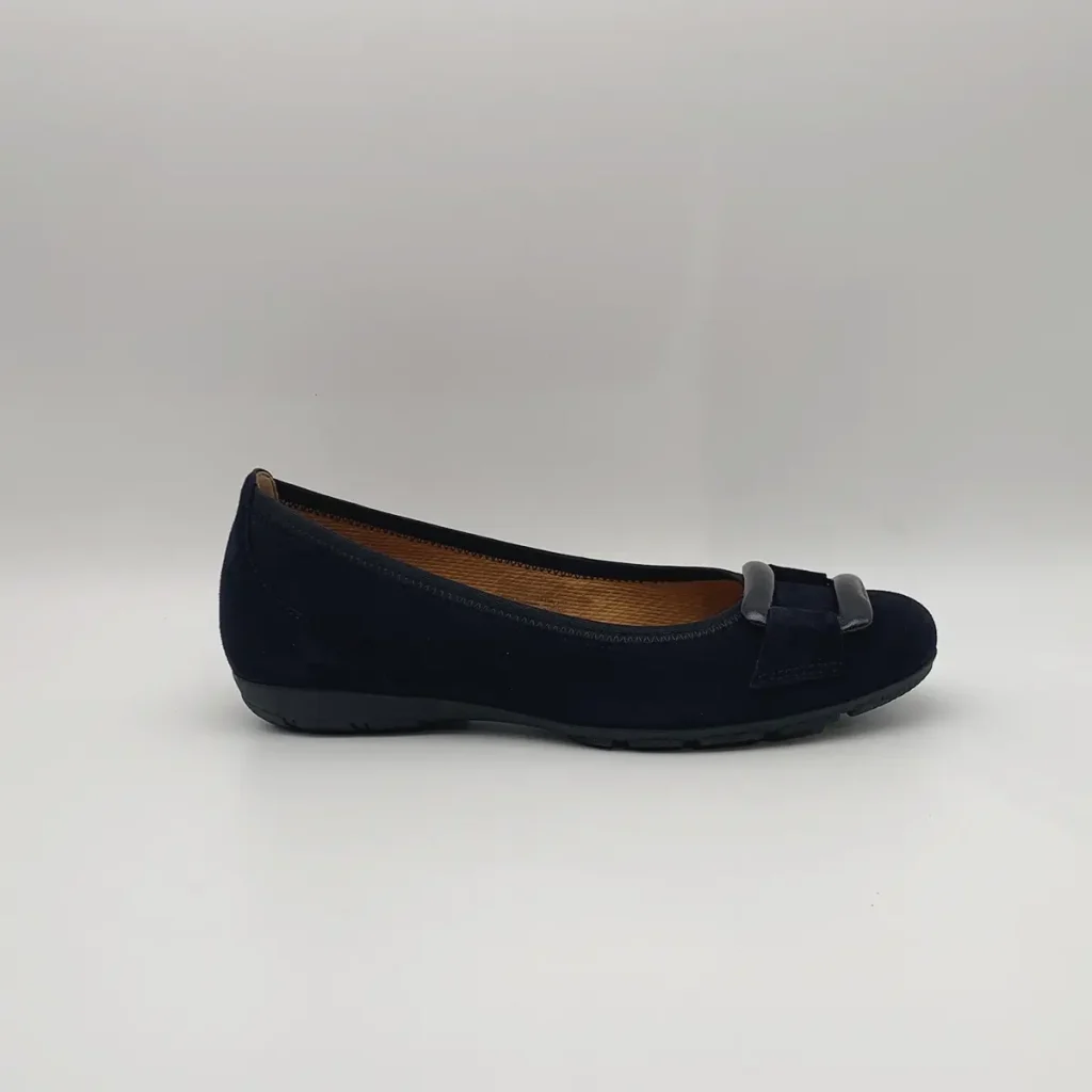 Dunkelblauer Damen-Ballerina mit Schleifendetail.