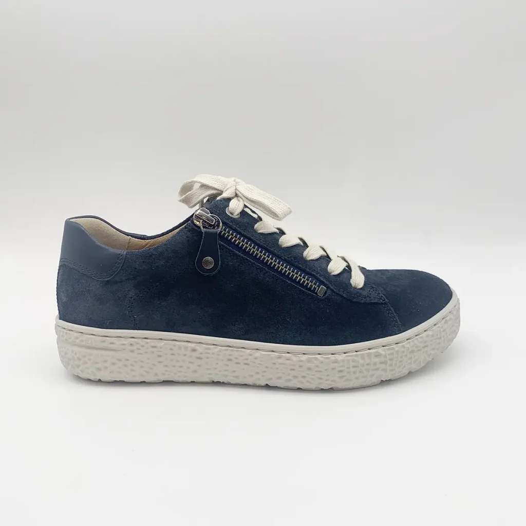 Dunkelblauer Damen-Sneaker mit Kontrastnähten.